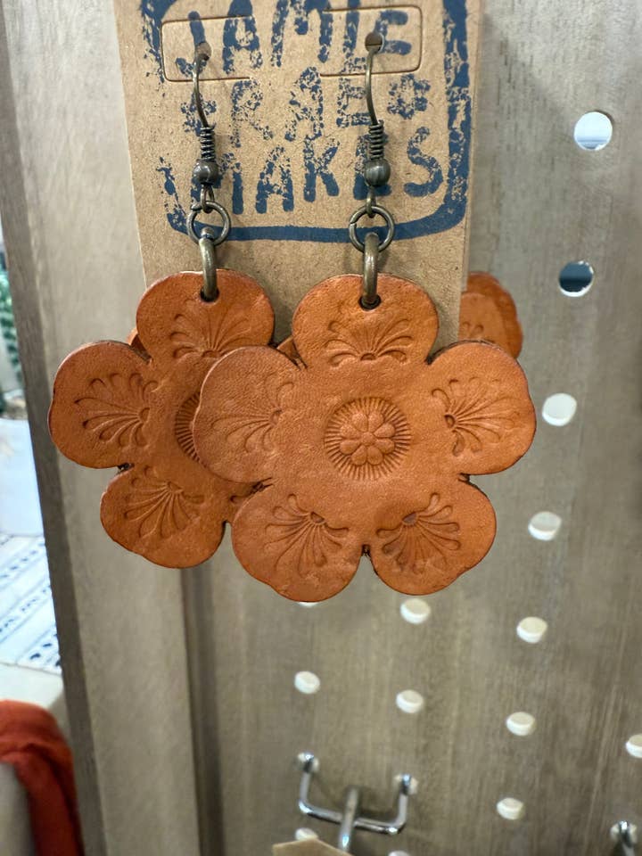 La Flor - Blomläderörhängen för wholesale av Jamie Rae Makes