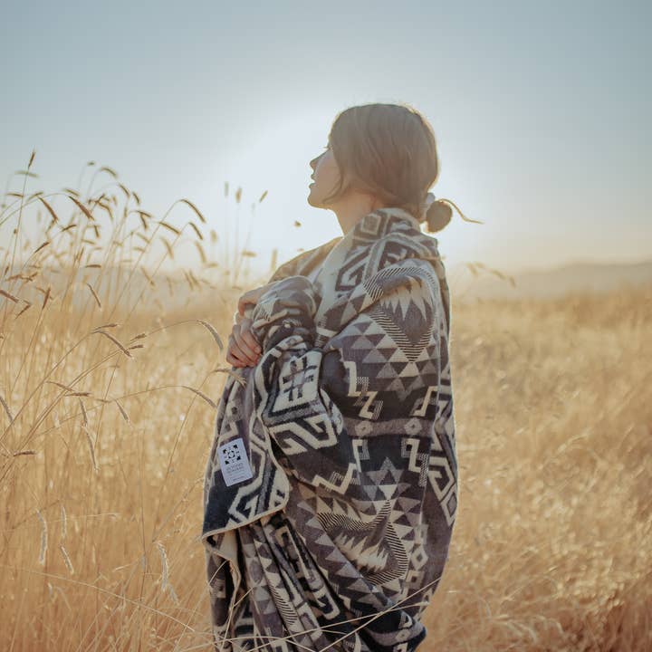 Beyond Borders Collective | Artisan-Made Blankets & Throws – Manta para sofá por atacado – Cobertor Epera - Escala Azul3