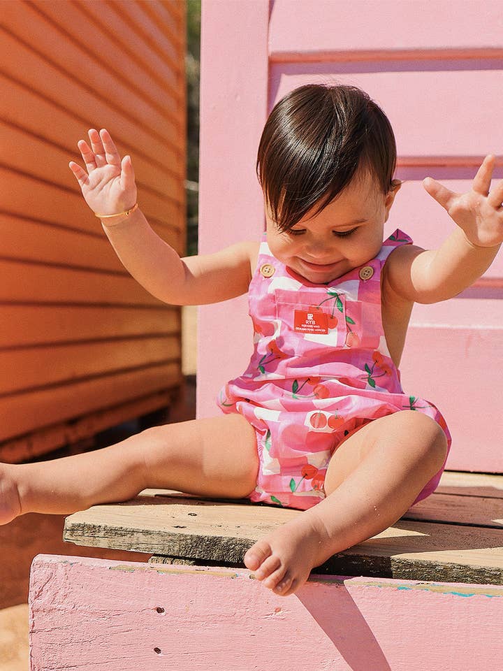 KARO KIRSCH ROSIE STRAMPLER für den Großhandel von Rock Your Baby