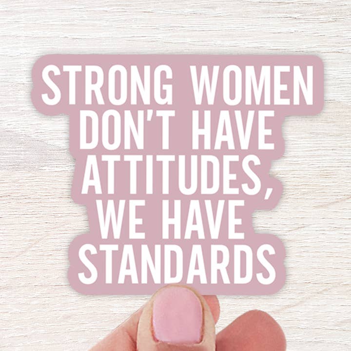 Autocollant "Les femmes fortes n'ont pas d'attitudes" pour la vente par The Daydreamer Designz