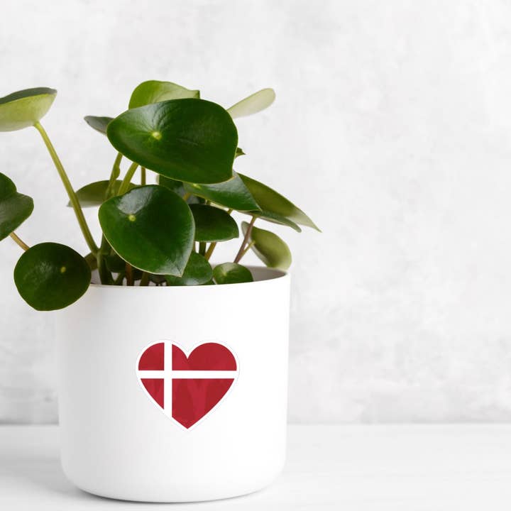 Autocollant en forme de cœur avec drapeau pour la vente par Scandinavian Hearts