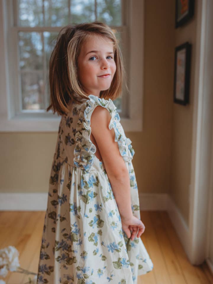 Robe Neomi - Fleur bleue atténuée pour la vente par Piper&Cloth
