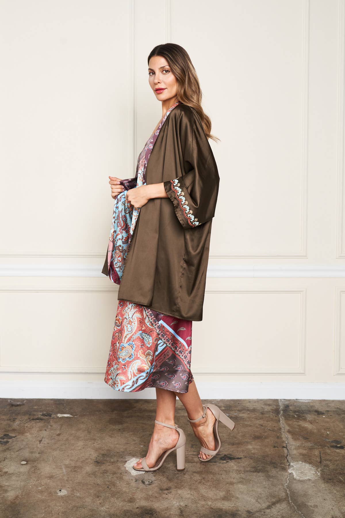 Olive 5612-MAK Vändbar Satinbroderad Kimono för wholesale på Faire4