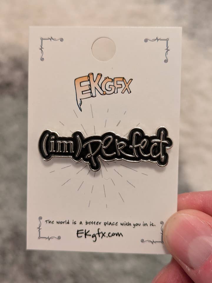 Épingle en émail doux manuscrite parfaitement imparfaite pour la vente par ek.gfx