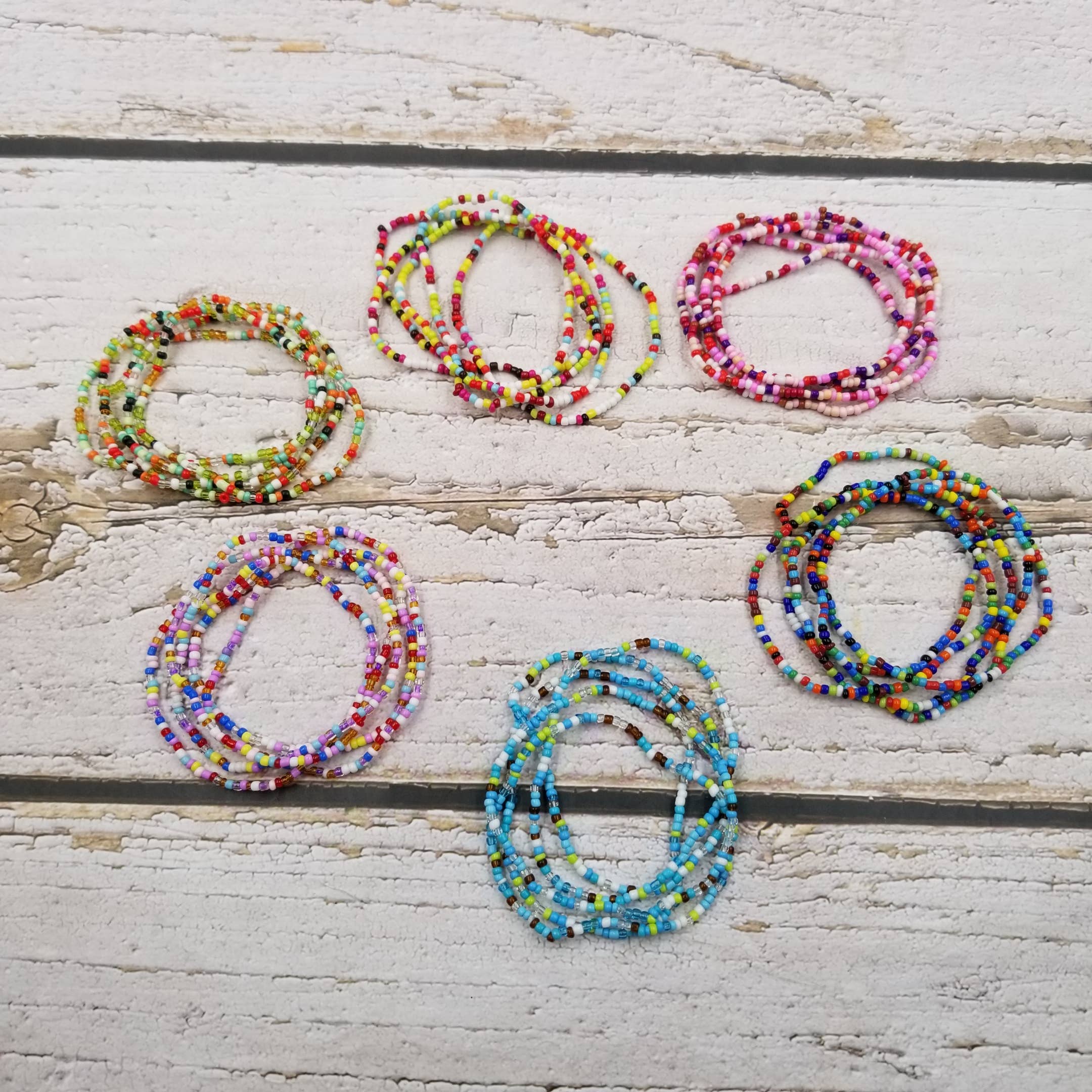 Treasure Wholesale - Venta al por mayor Juegos de joyas - Juego de 30 pulseras con forma de semillas coloridas de Boho Vacation1