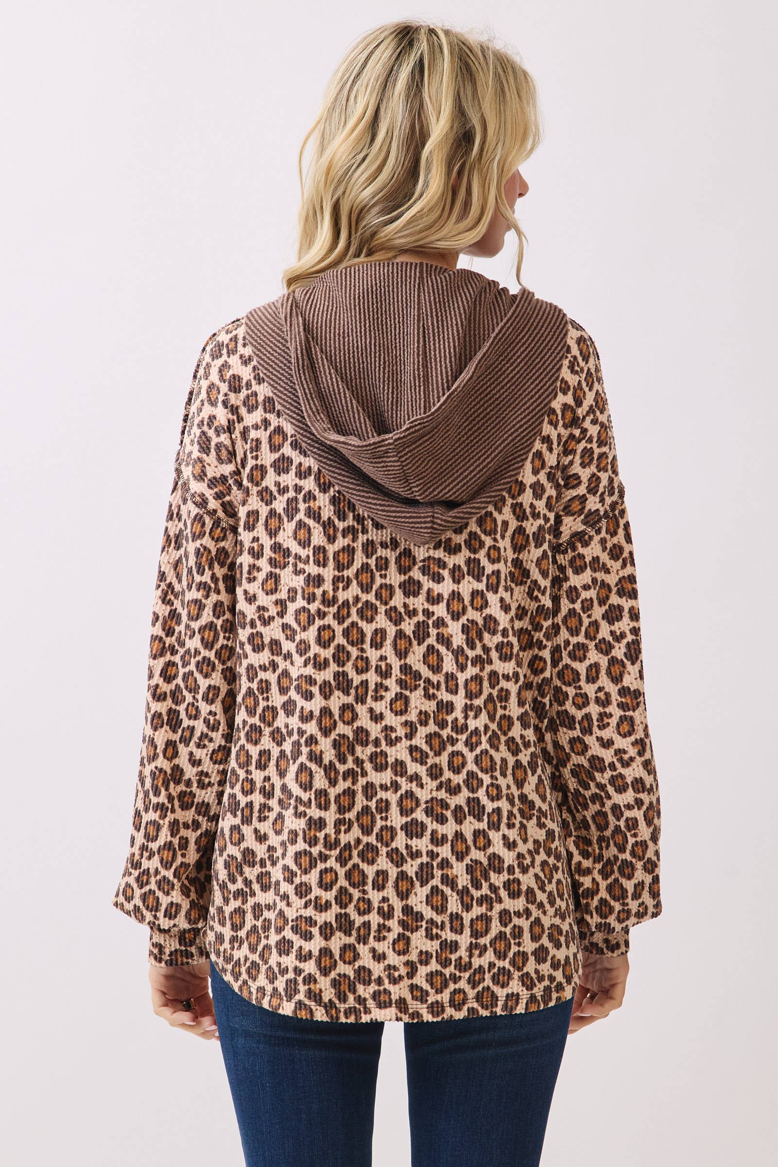 7th Ray – wholesale Hoodie - Dam – Leopardmönstrad huvtröja med knappar framtill och dragsko T61181