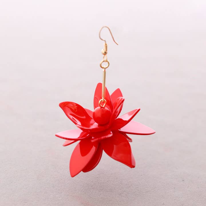 Boucles d’oreilles pendantes en résine avec fleurs pour la vente par Sonata