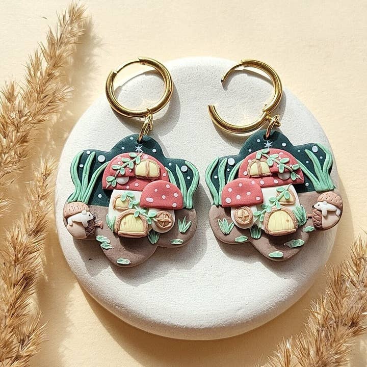 Söta svamphusörhängen • Cottagecore älvskogssmycken för wholesale av NoomCottageClay