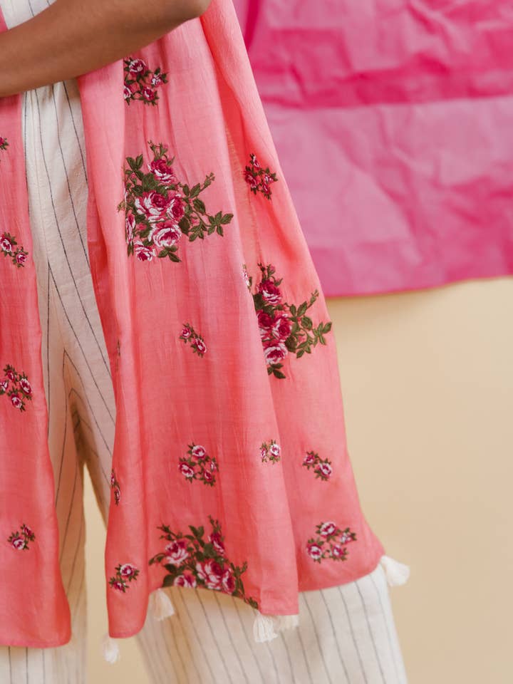 Écharpe brodée Coral Sand Tea Rose (copie) pour la vente par KHES TEXTILES