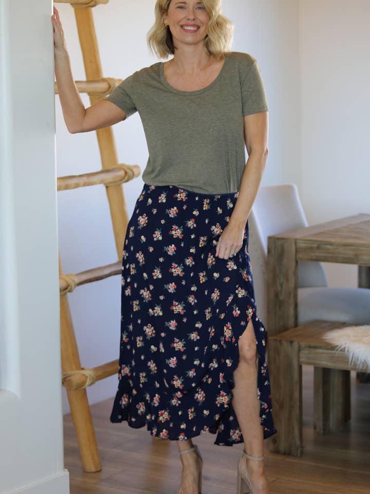 E6E89-W886 MIDLÄNGD KJOL MED VOLANG SLITS för wholesale av Nostalgia