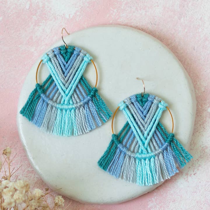 BOUCLES D'OREILLES DREAM CATCHER CLOUDY SKY, BOUCLES D'OREILLES EN MACRAMÉ pour la vente par Prachi's Bohemian Art