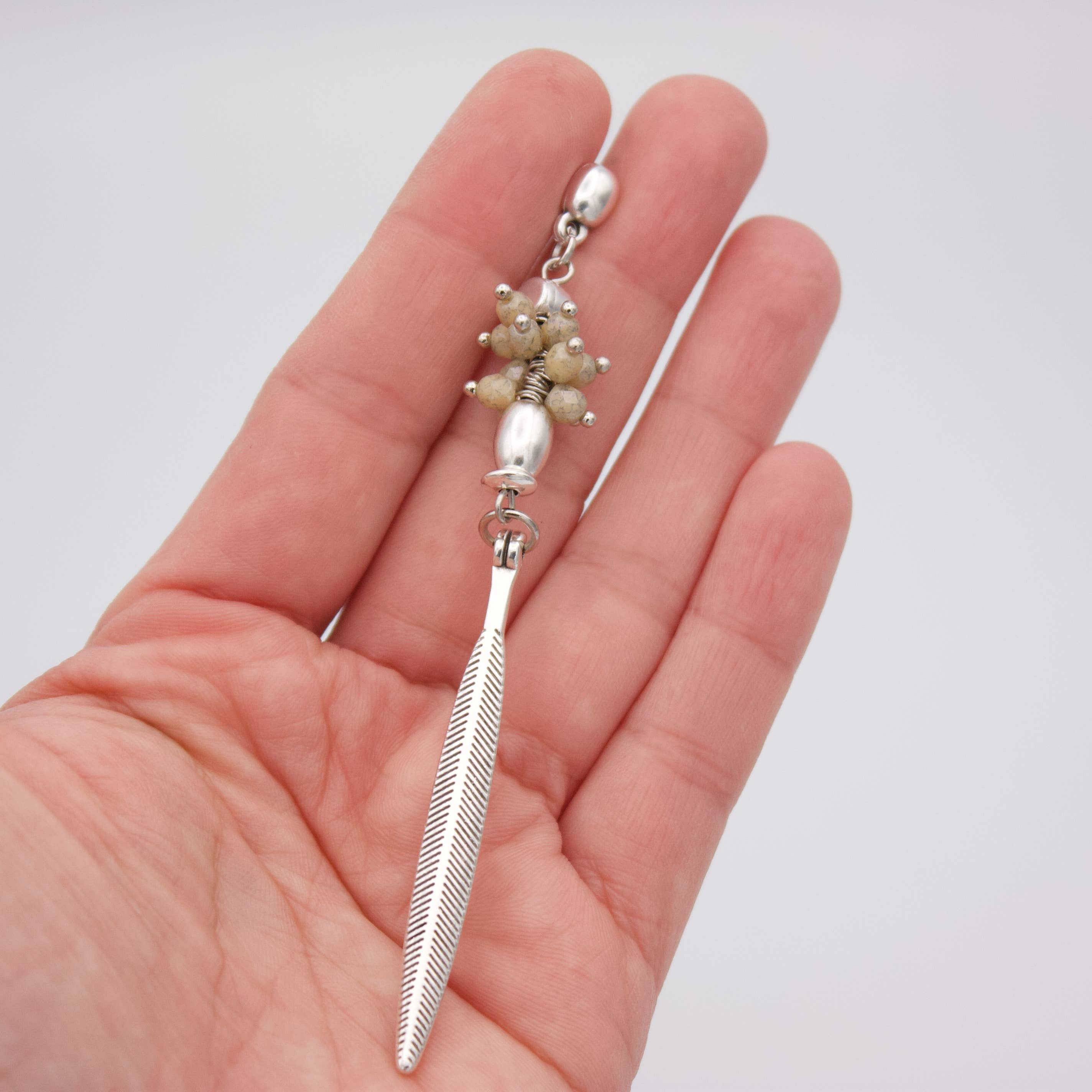 Araracuara – Brincos de argola por atacado – Brincos de prata CALARCÁ com contas taupe e pendente de folha2