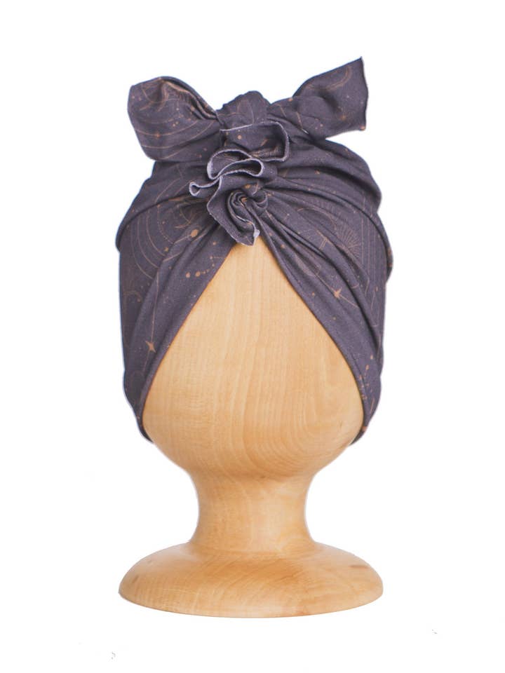 Turban No.1 avec volants en coton bio moyen, Embrace The Mystery pour la vente par Looks by Luks