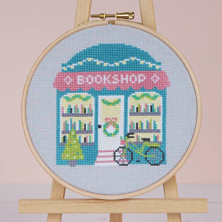 Cosy Corner Bookshop - Korsstygnssats för wholesale av Caterpillar Cross Stitch