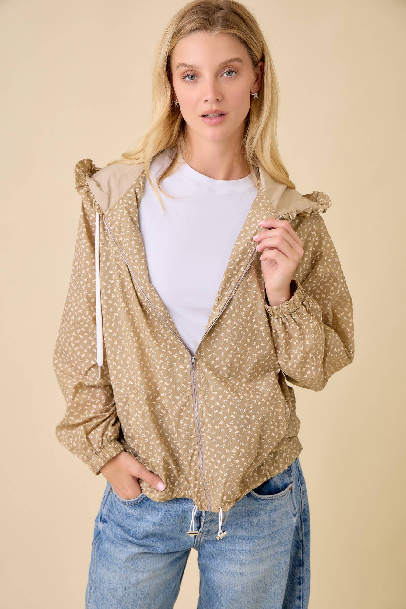 Main Strip - Venta al por mayor Cortavientos - Mujer - Chaqueta con Capucha y Volantes Florales – Rompevientos Femenino Ligero14