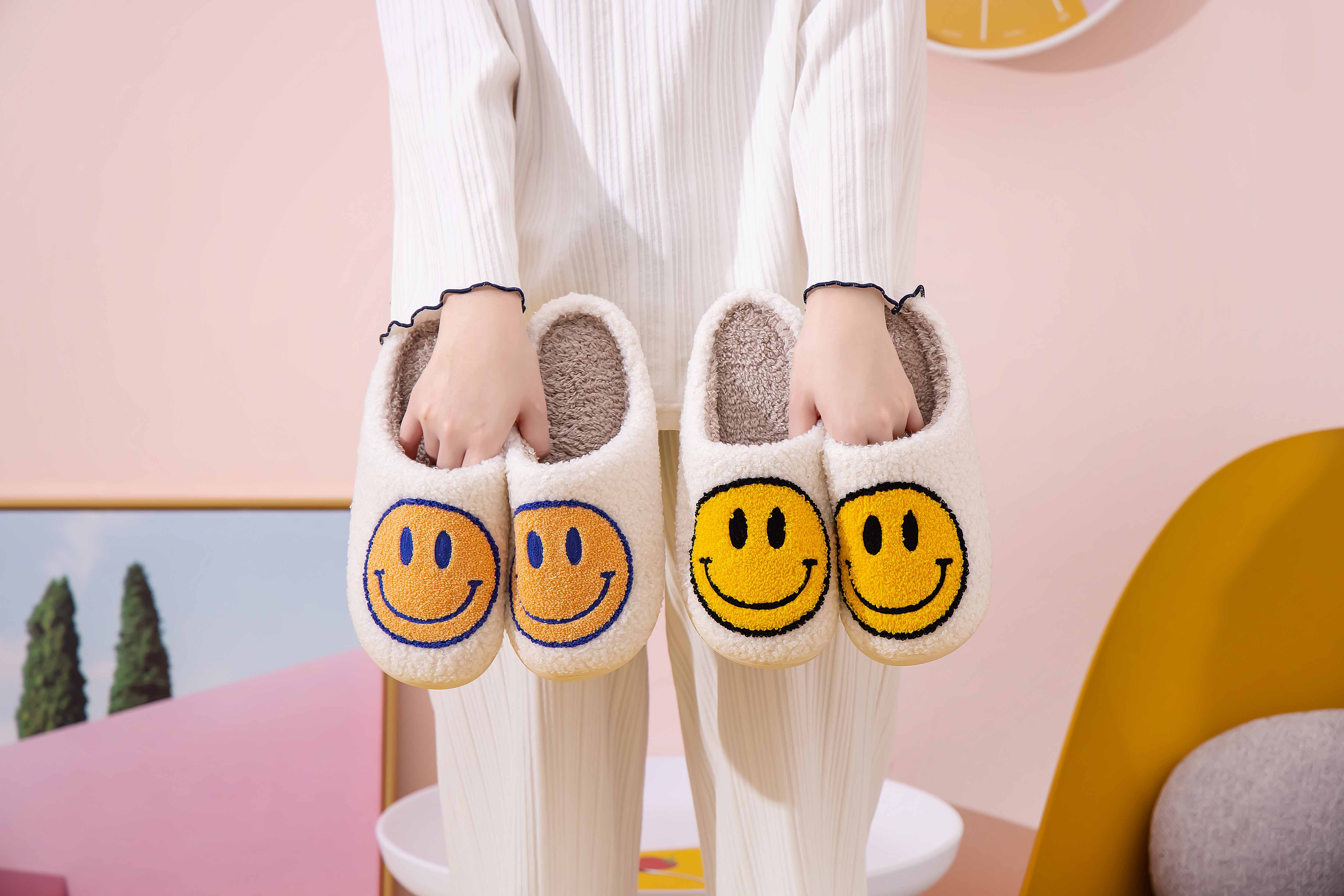 Shop Lev - Vente Chaussons – femme - Chaussons confort à semelle légère en fausse fourrure douce avec visage souriant pour adulte57