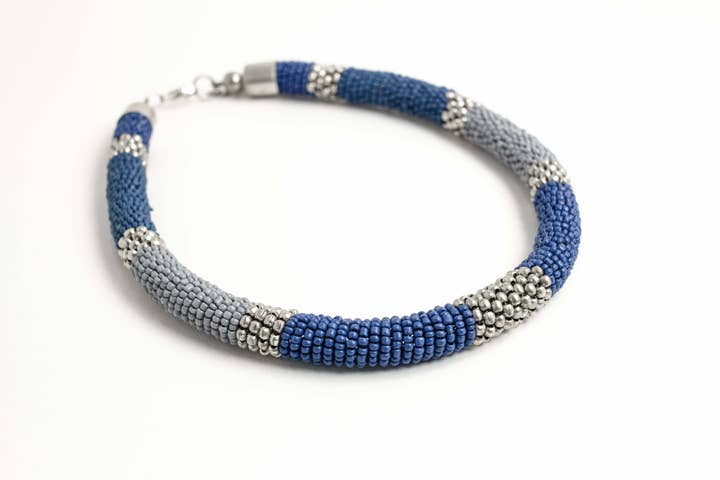 Kort boho-ethnisk halskæde med kunstige blå perler for engroshandel hos Accessoires by KHB