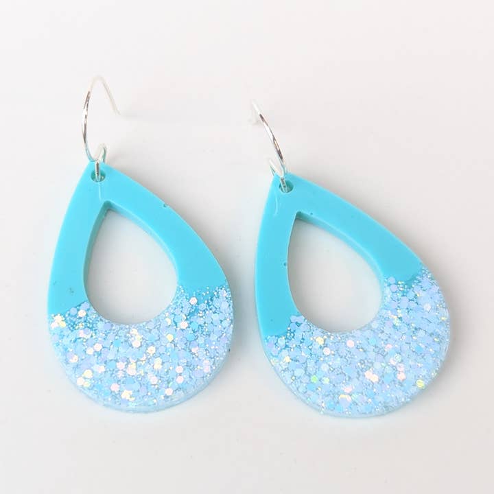 Boucles d'oreilles en résine faites main en forme de larme Tiffany Blue Sparkle pour la vente par Studio 309 Designs