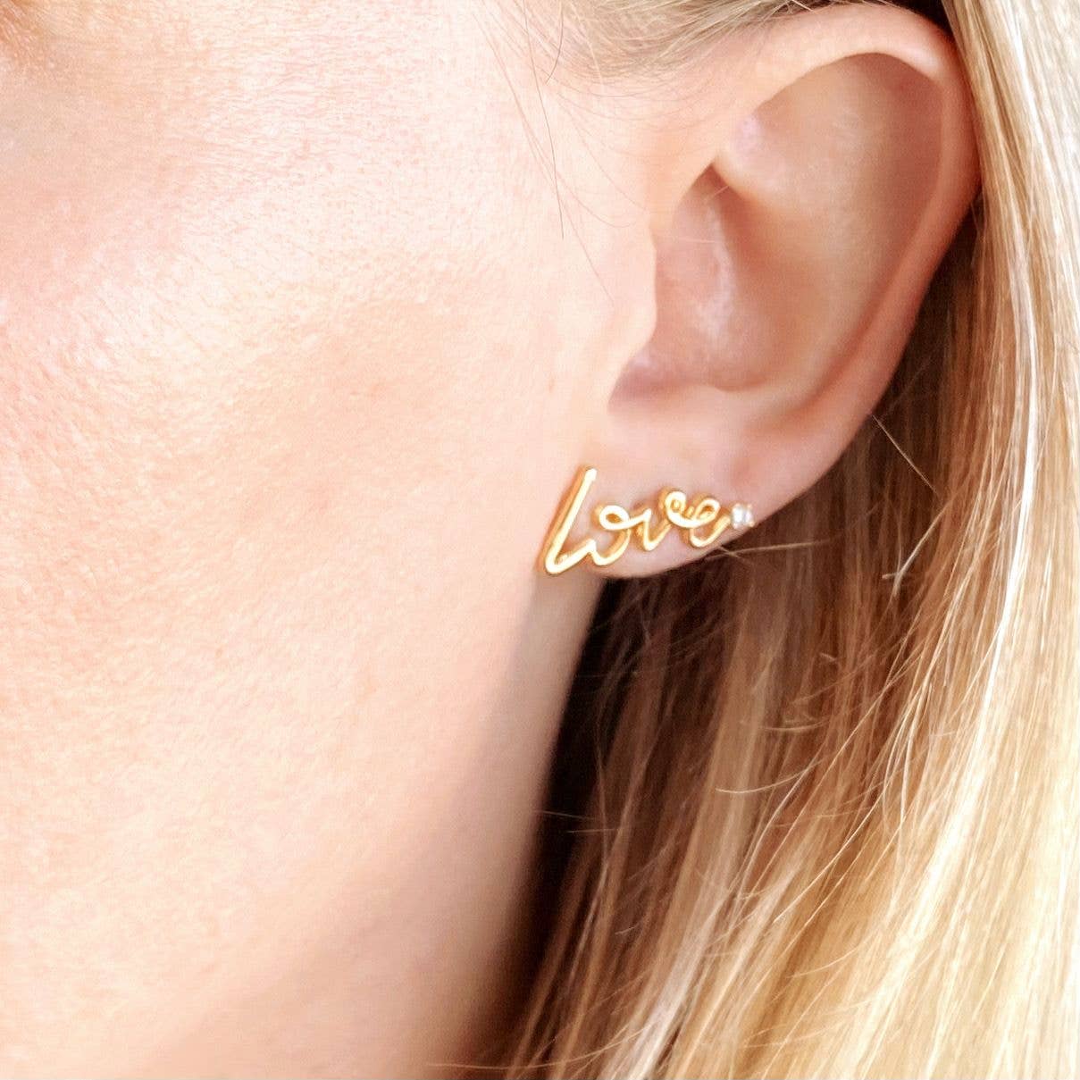 GoldFi – Engroshandel Ørestikkere – 18 k guld fyldt kursiv kærlighed Stud med Cubic Zirconia2