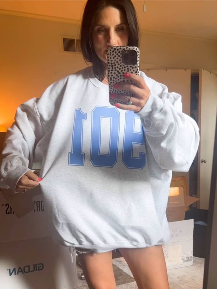 Chandail à encolure ras-du-cou 901 pour la vente par Thirty One Sundays