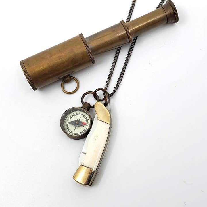 Terra Tokens – Großhandel Kette mit Anhänger/Charm – Compass & Knife Halskette, 1 1/2 Zoll, Knochenmesser, 28-Zoll-Kette