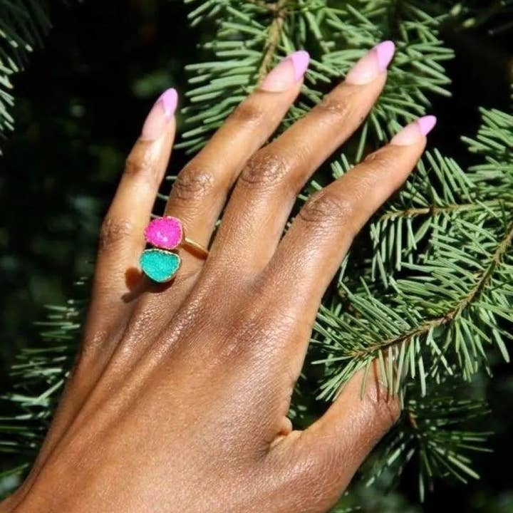 YAA YAA LONDON - Wholesale Cocktail/gelegenheidsring - Glinsterende Groene Bes Roze Steen Halfedelsteen Gouden Ring