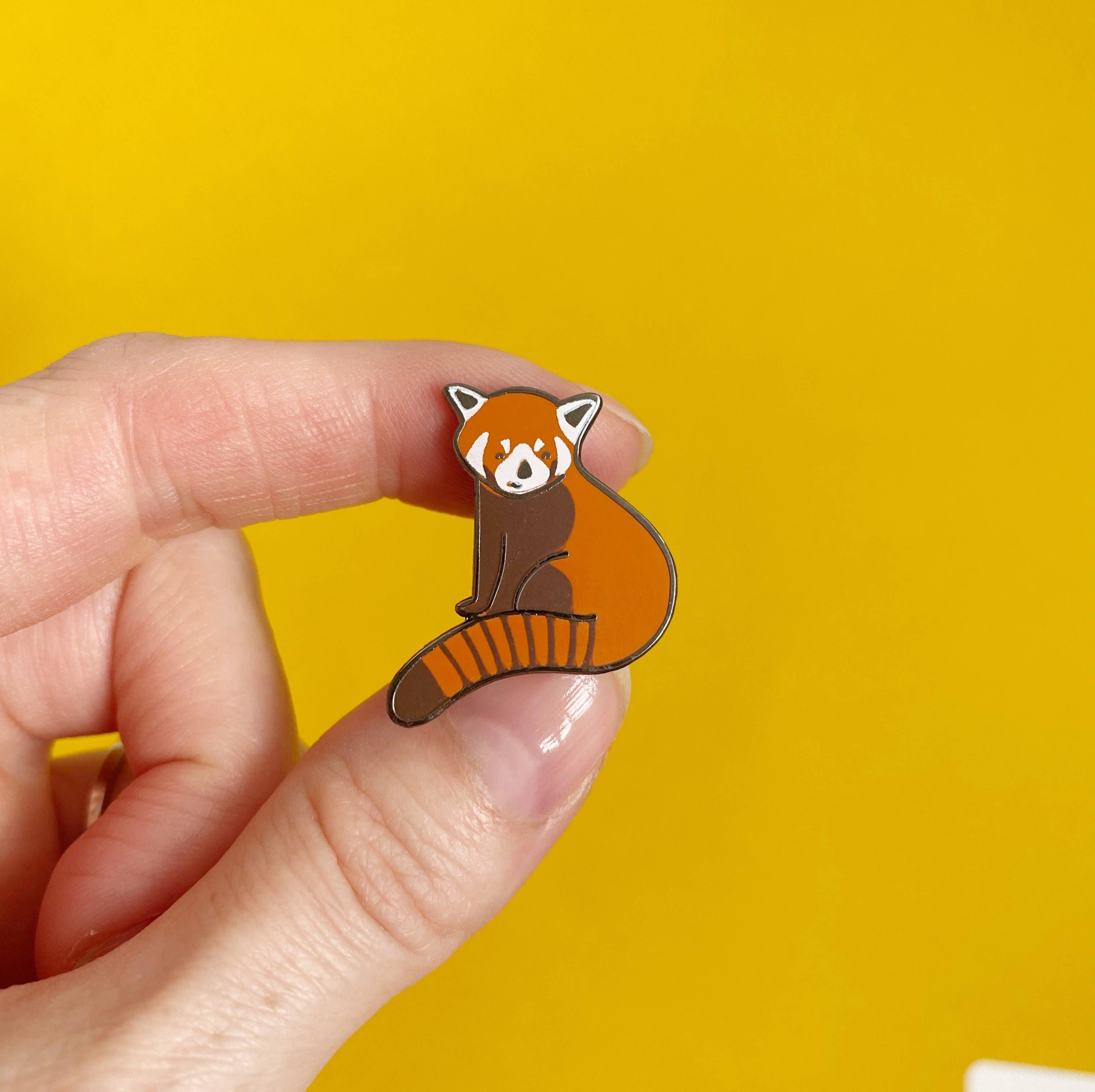 Nutmeg and Arlo - Vente Épinglettes/boutons - Épingle en émail Panda Rouge4
