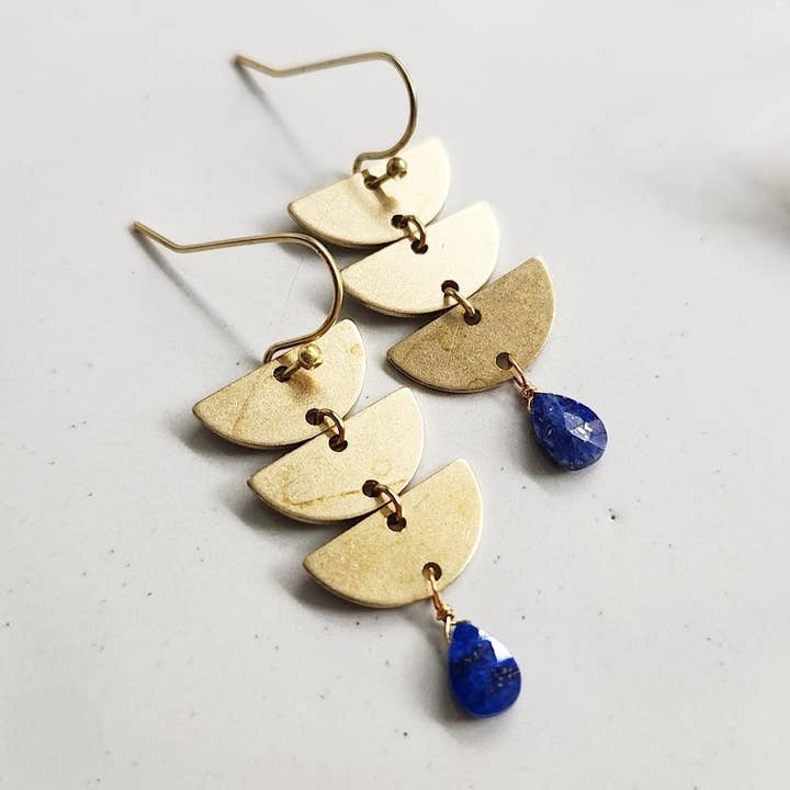 Boucles d'oreilles pendantes en laiton avec phases de lune et lapis-lazuli pour la vente par Sara Sela Jewelry