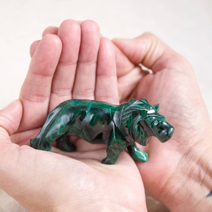Lions en malachite véritable - Pièce unique - Sculpté à la main pour la vente par Tiny Rituals