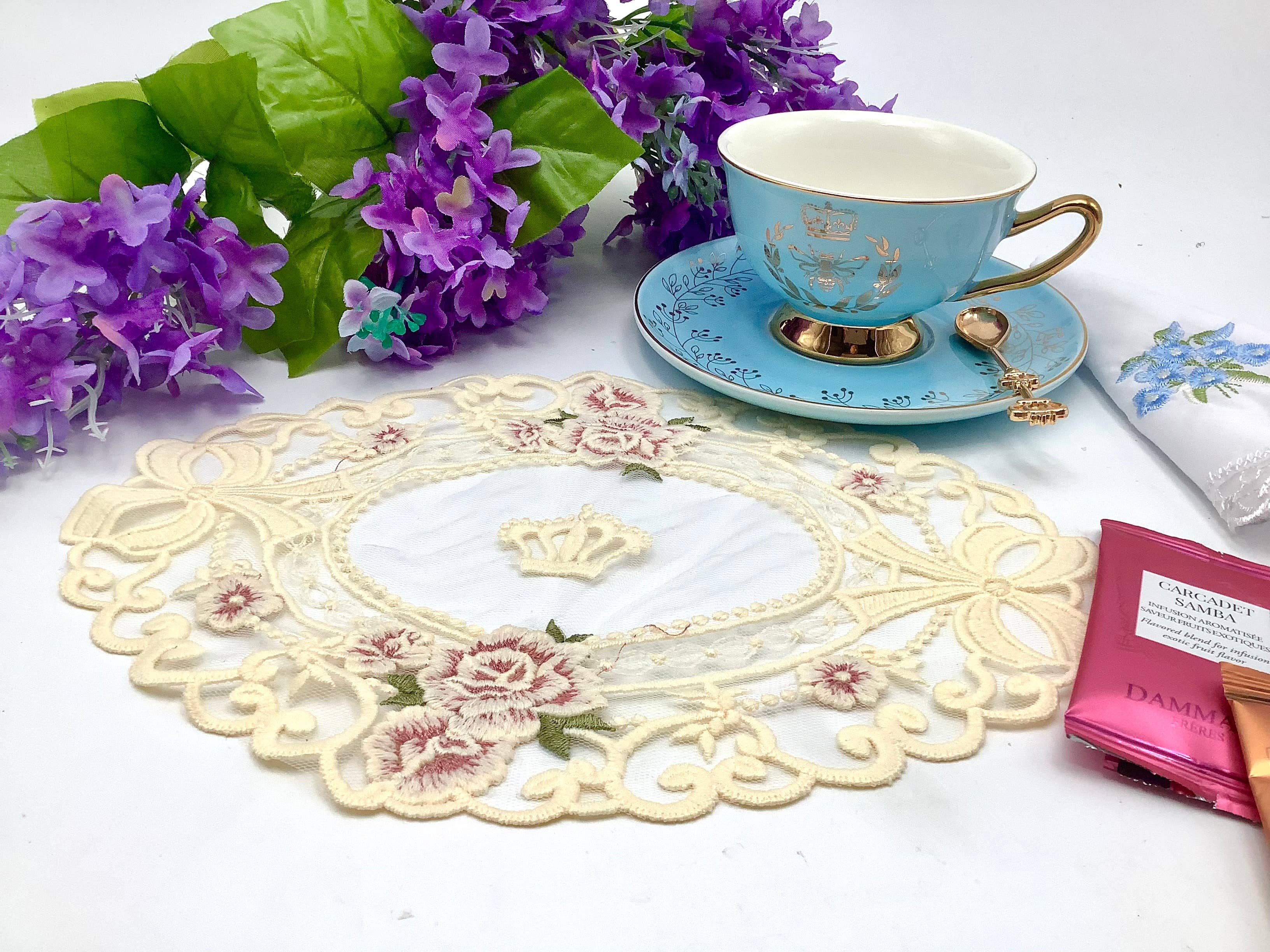 All Little Cute Things - Vente Sets de table - Ensemble de table napperon en dentelle française vintage Regency Crown6