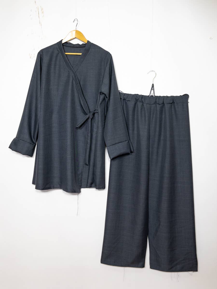 IDEAL OUTFIT – Großhandel Set aus Oberteil und Hose (NICHT Loungewear) – Damen – Abaya-Set mit überkreuztem Oberteil und seitlichen Knoten14