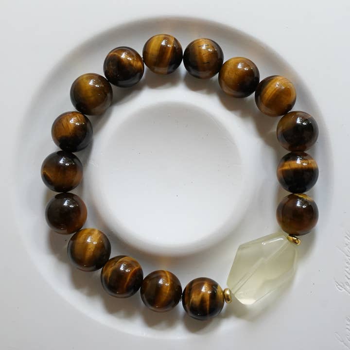 Bracelet de Force – Œil de Tigre avec Talisman en Quartz Sculpté pour la vente par Auris Space