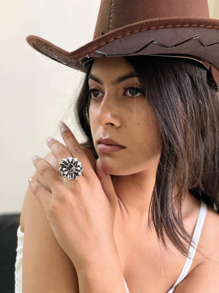 Anello regolabile in argento sterling fatto a mano con White Buffalo firmato Nizhoni. per la vendita all'ingrosso da parte di Nizhonitradersllc