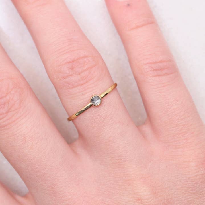 Esme – wholesale Solitairering – Salt och peppar diamantring i massivt 14 k guld
