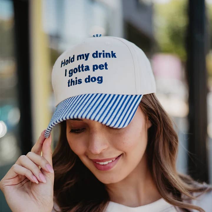 Tieni il mio drink, devo accarezzare questo cane cappello vintage per la vendita all'ingrosso da parte di Katydid