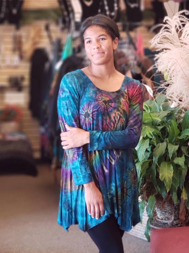 Tunique à manches longues Teal Tie Dye pour la vente par Zumi