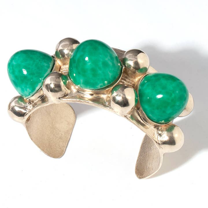 Manchette en laiton recyclé fabriqué à la main par Amon pour la vente par CASTLECLIFF