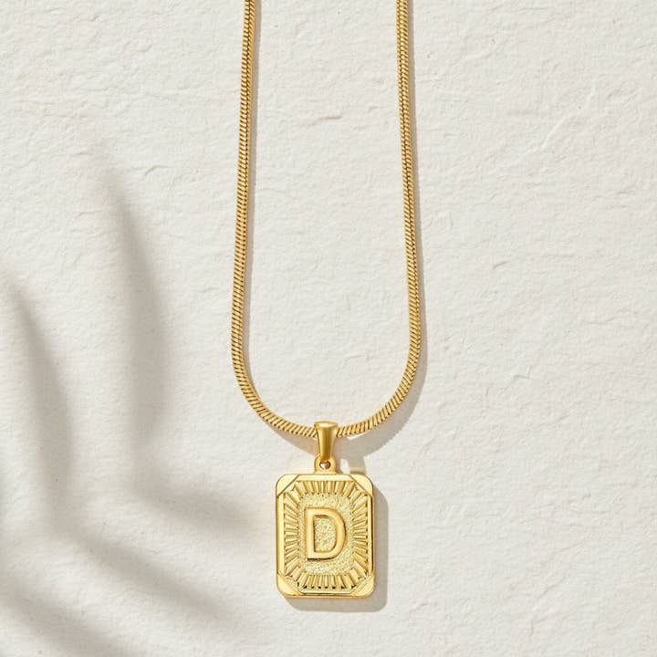 Guldfarvet Glød Initial Charm Halskæde for engroshandel hos Cape Diablo