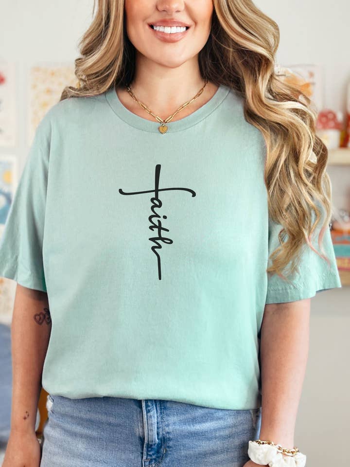 „Faith“ støvet blå Bella T-shirt for engroshandel hos Whispering Expressions