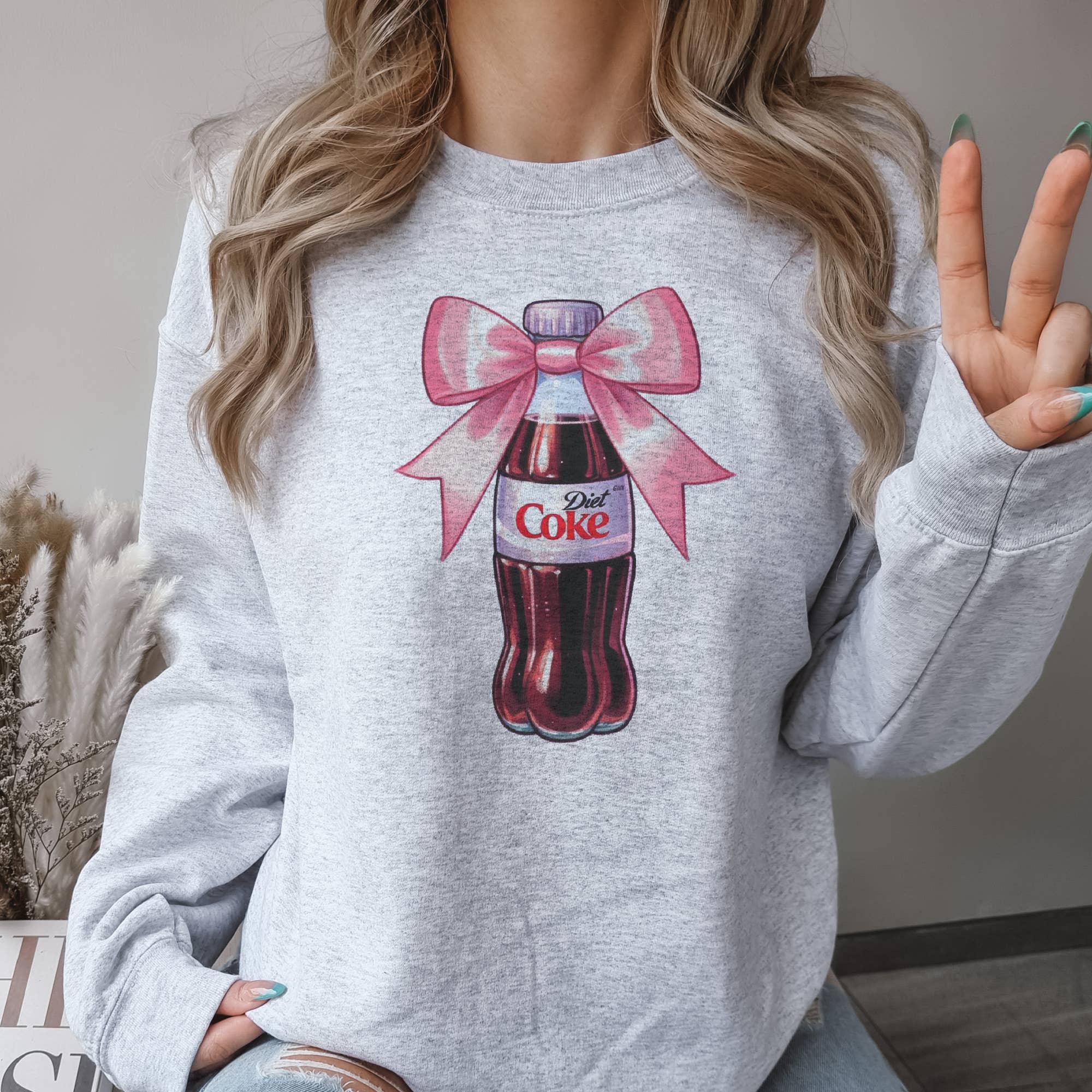 Par.tees by Party On! - Vente Sweat-shirt à imprimés – femme - Sweat-shirt graphique avec bouteille de soda et canette de boisson Diet Coke nœud rose1