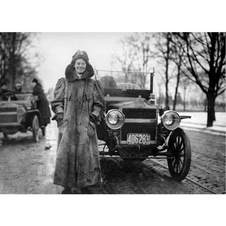 Alice Huyler Ramsey, stående ved siden af hende for engroshandel hos Retrospect Greeting Cards