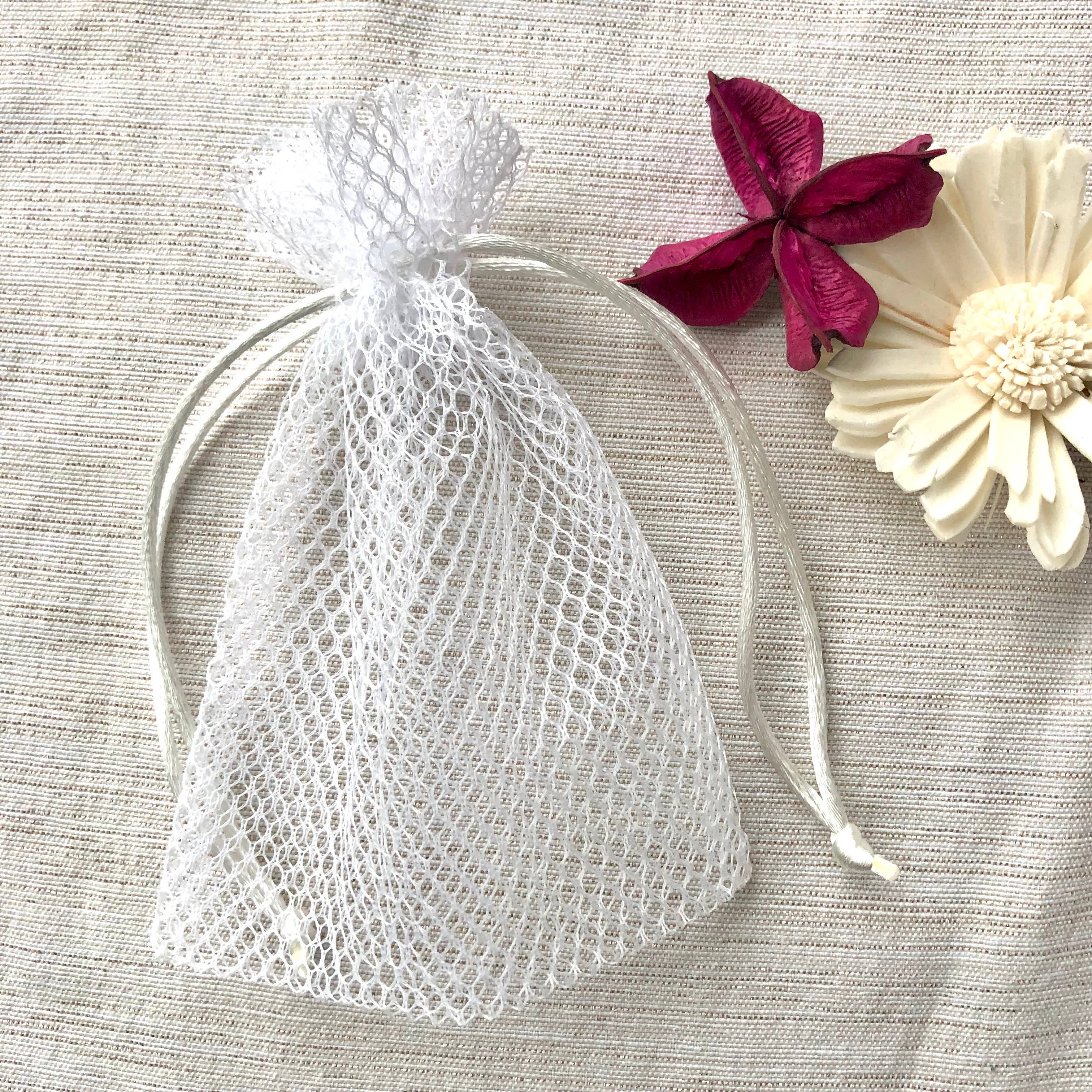 Ani’s Market LLC - Vente Bombe de douche/galet bien-être pour la douche - Petits sachets en filet pour vapeur de douche blancs - 3" x 4" - 10 unités2