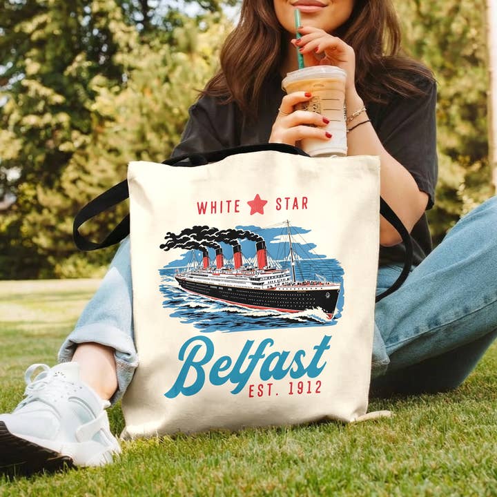 Sac fourre-tout vintage Naufrage du Titanic drôle 1912 nautique Canva pour la vente par Vivtrek