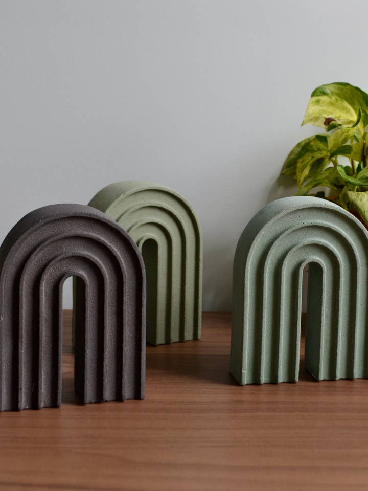 Serre-livres en arc-en-ciel en béton (à l’unité) pour la vente par LindaMakess