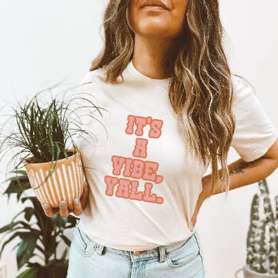 T-shirt unisexe à manches courtes It's A Vibe Yall pour la vente par Dixie Mae Clothing Co.