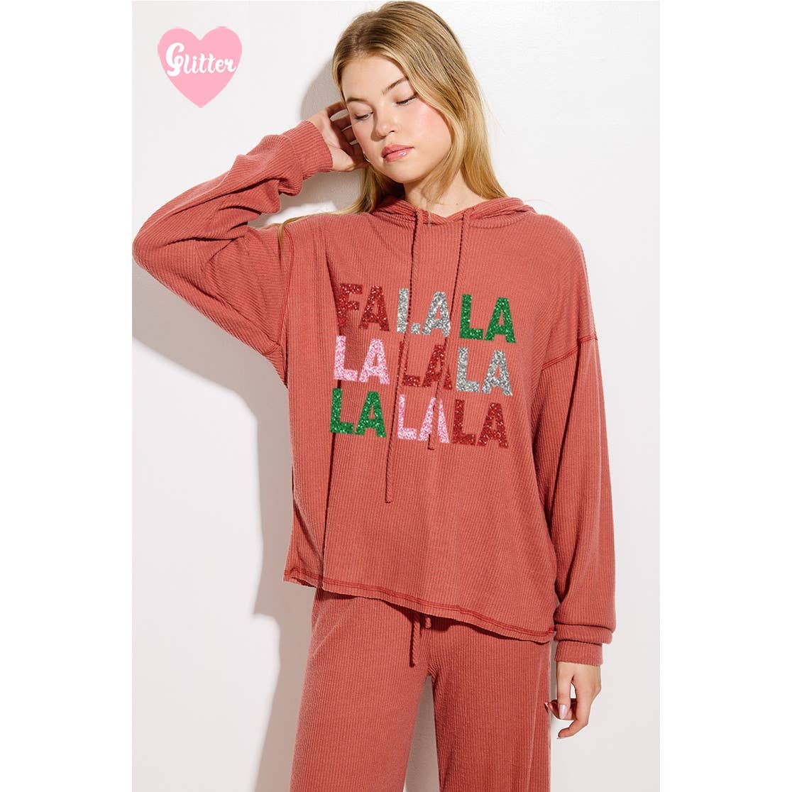 Phil Love – Großhandel Set aus Oberteil und Hose (NICHT Loungewear) – Damen – Falalala Loungewear-Set mit geripptem Kapuzenpulli und Glitzer-Print14