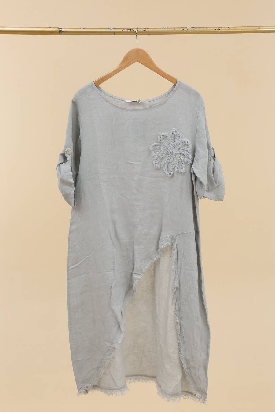 LÉA & LUC – Großhandel Kleid – Damen – 100 % Leinenkleid mit Blumenmotiv auf der linken Brust, REF. 724834