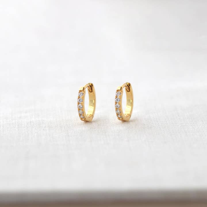 Créoles Crystal Huggie pour la vente par Kris Nations