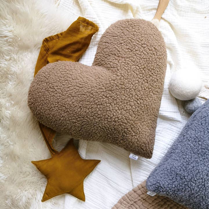 Sherpa Hart Kussen - 4 kleuren voor wholesale door The Butter Flying
