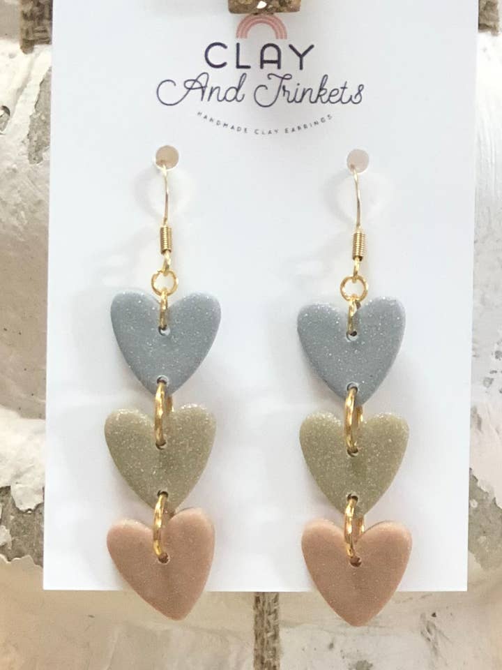 Boucles d'oreilles pendantes trio cœur scintillant pour la vente par Clay and Trinkets